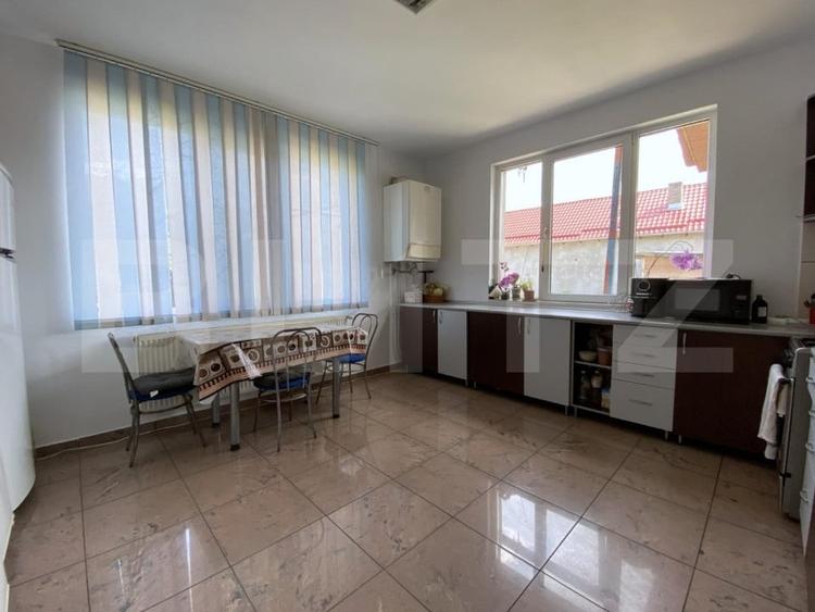 Casă individuală cu 6 camere cu Canalizare în Iris