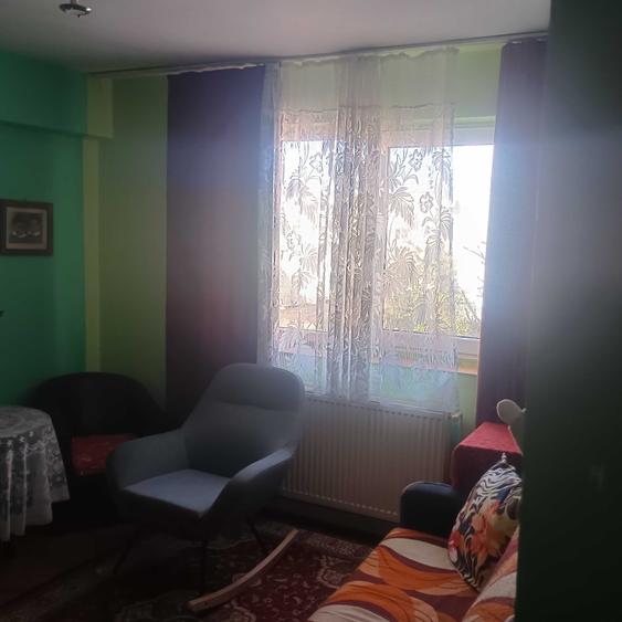 Apartament cu 3 camere semidecomandat în Central
