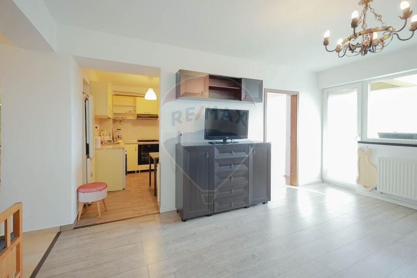 Apartament cu 3 camere semidecomandat, mobilat în Nufărul