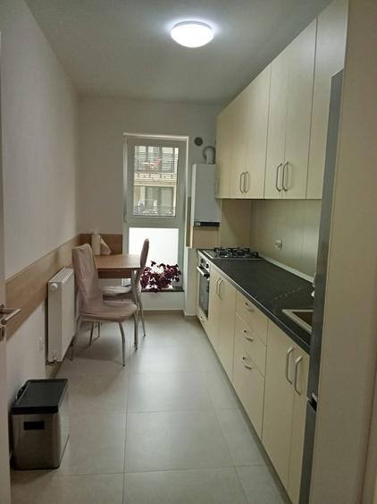 Apartament cu 2 camere decomandat în Tractorul