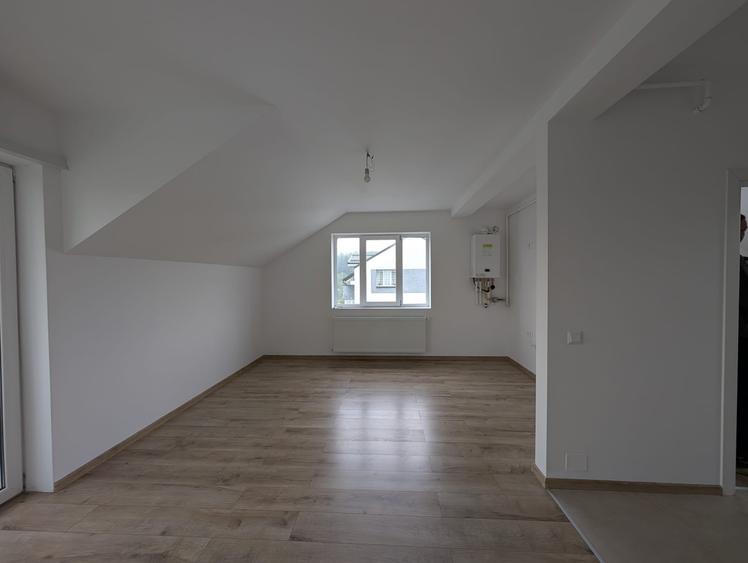 Apartament cu 3 camere semidecomandat în Florești