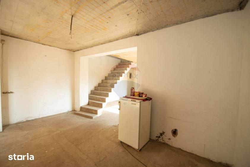 Casă cu 8 camere cu Teren 1395 Mp în Glina