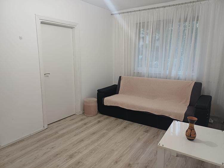 Apartament cu 2 camere semidecomandat în Craiovița Nouă