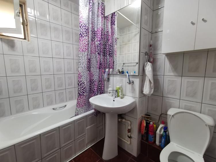 De vânzare – Apartament cu 3 camere, decomandat, Micro 18 - 9