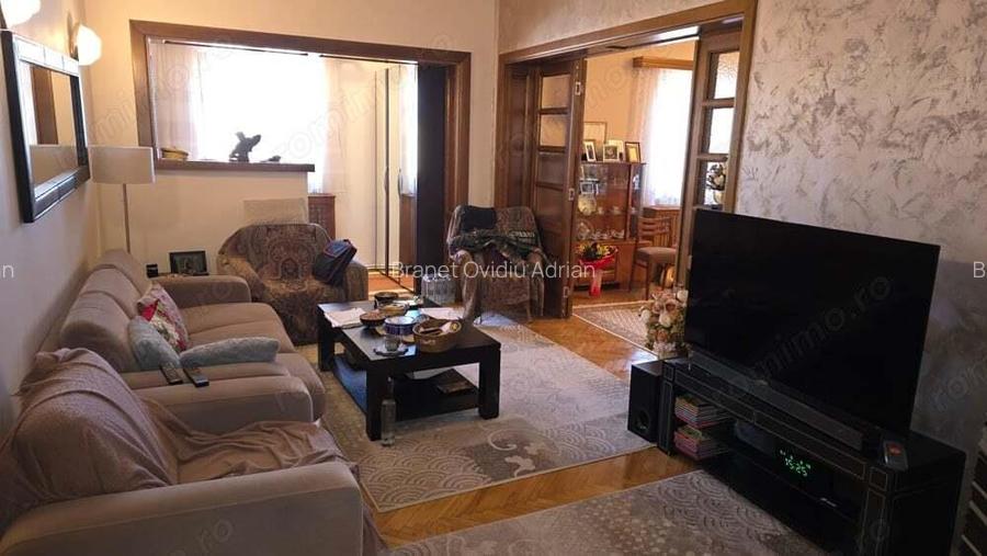 Vand apartament 4 camere dec. in Deva, ultracentrala (la 2 minute de Primarie), etaj 1, mobilat