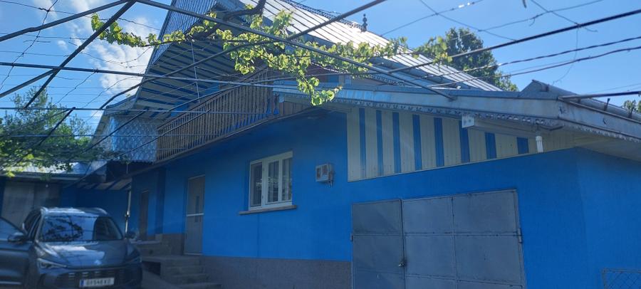 Casă individuală cu 4 camere cu Garaj în Costești