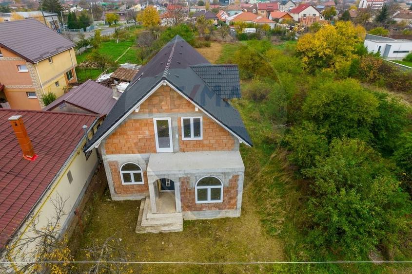 Casa la rosu cu teren generos, 500 mp, situata pe strada Ostasului - 15