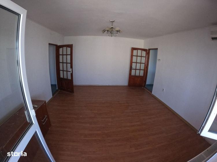 Apartament cu 3 camere semidecomandat în Tineretului
