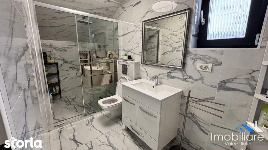 Casa / Pensiune exclusivista - Petrila (Bratianu) | 4 camere cu baie - 6