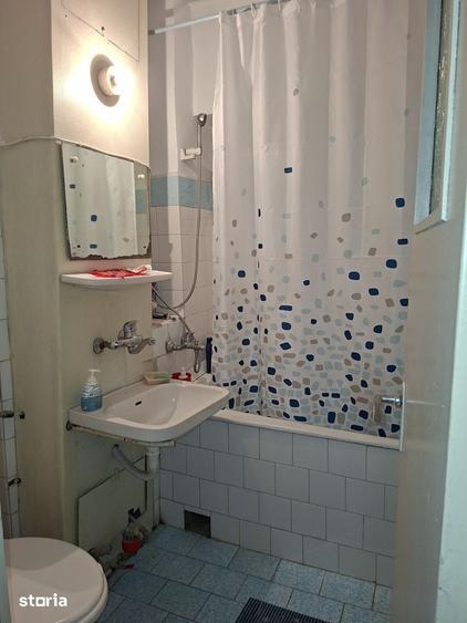 Apartament cu 4 camere decomandat în Rovine