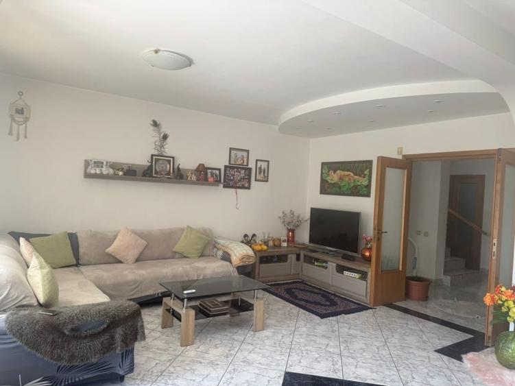 Vilă familială frumoasă &icirc;n zonă foarte bună - 16