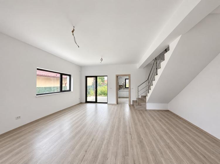 Duplex cu 5 camere cu Canalizare în Moșnița Nouă