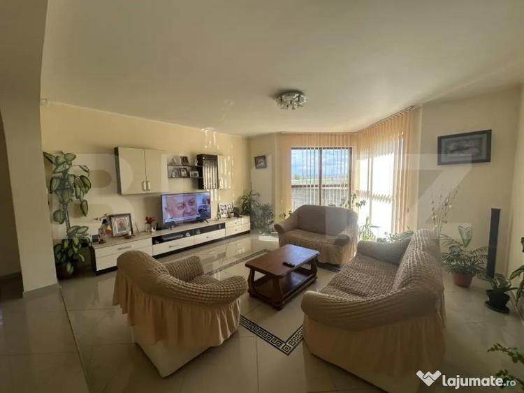 Casa spa?ioasa cu etaj, teren generos ?i livada, Zona P - 1