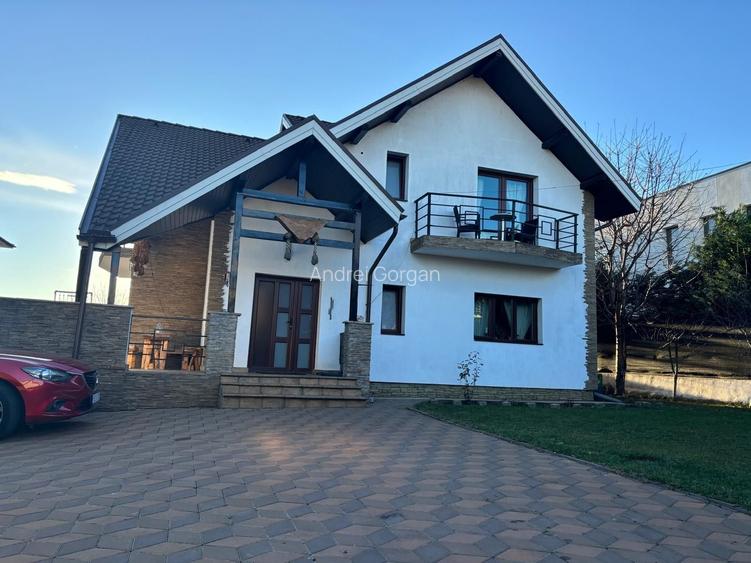 Casa cu 5 camere in zona Nicolina - T. Neculai