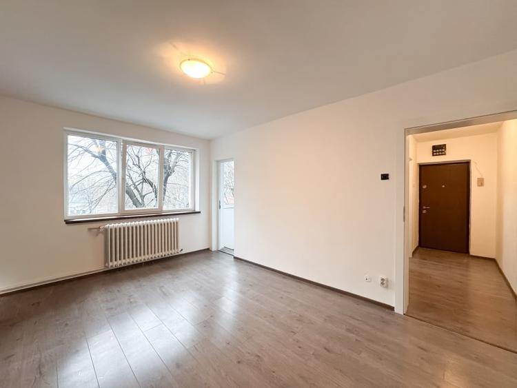 Apartament cu 3 camere semidecomandat în Olteniței