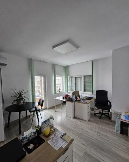 Birou, de 204 mp, în Central