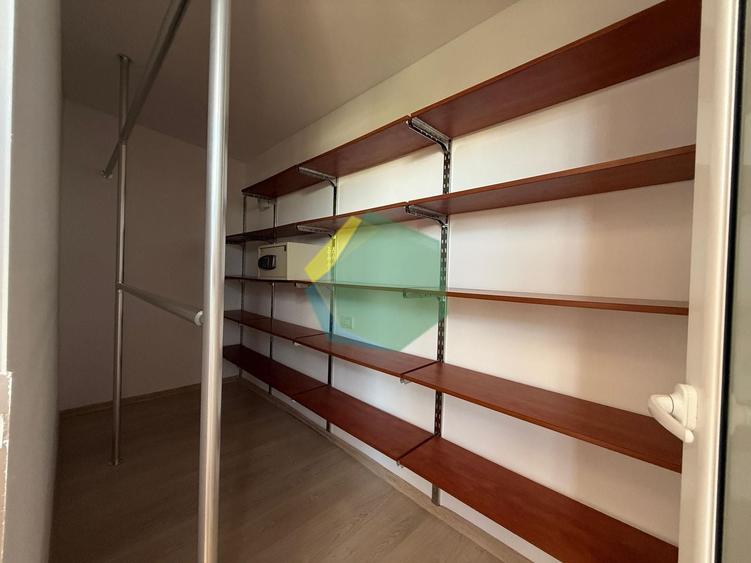 Apartament cu 3 camere semidecomandat, mobilat în Central