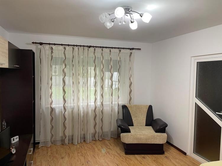 Apartament cu 3 camere semidecomandat, mobilat în Nord