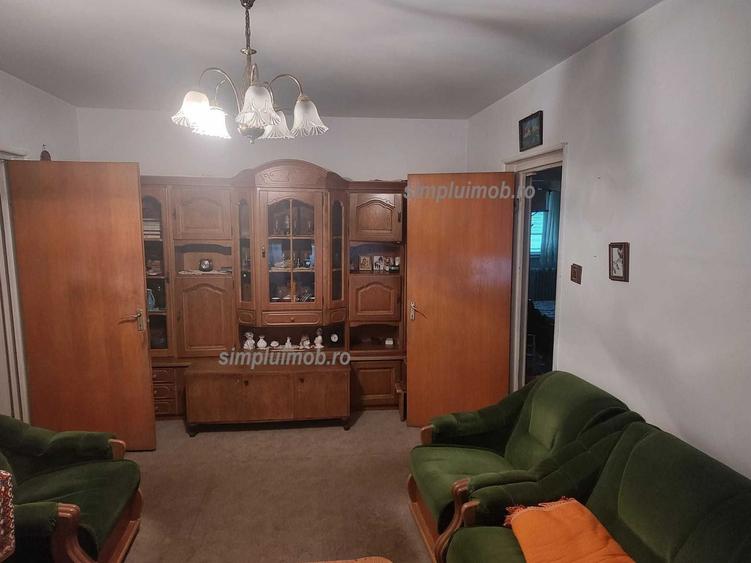 Apartament cu 3 camere semidecomandat, mobilat în Baba Novac