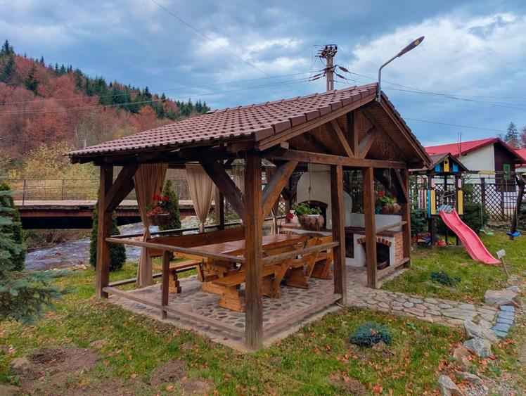 Casă individuală cu 5 camere cu Canalizare în Cârțișoara