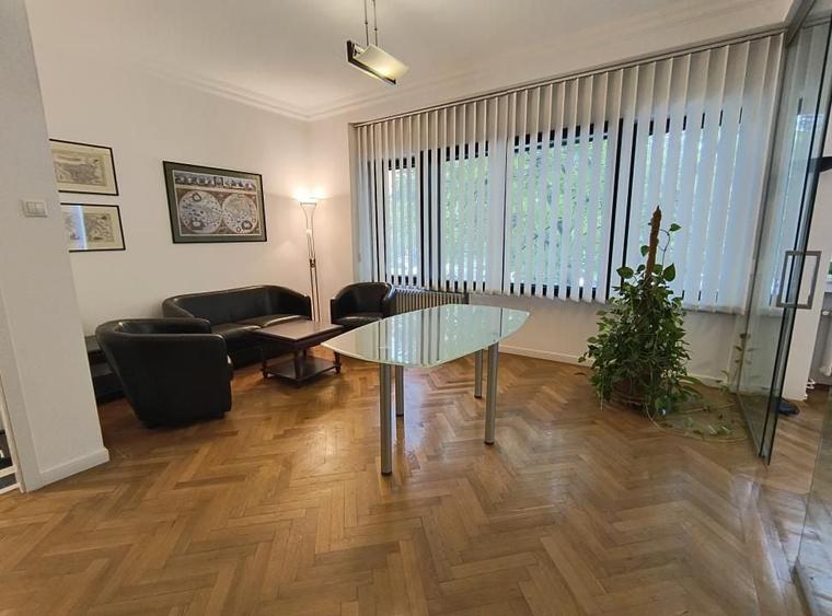 Apartament cu 3 camere semidecomandat, mobilat în Dacia
