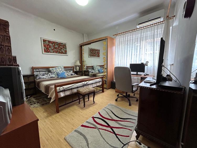 Casa la curte de vanzare ideala pentru locuit sau investitie - 1