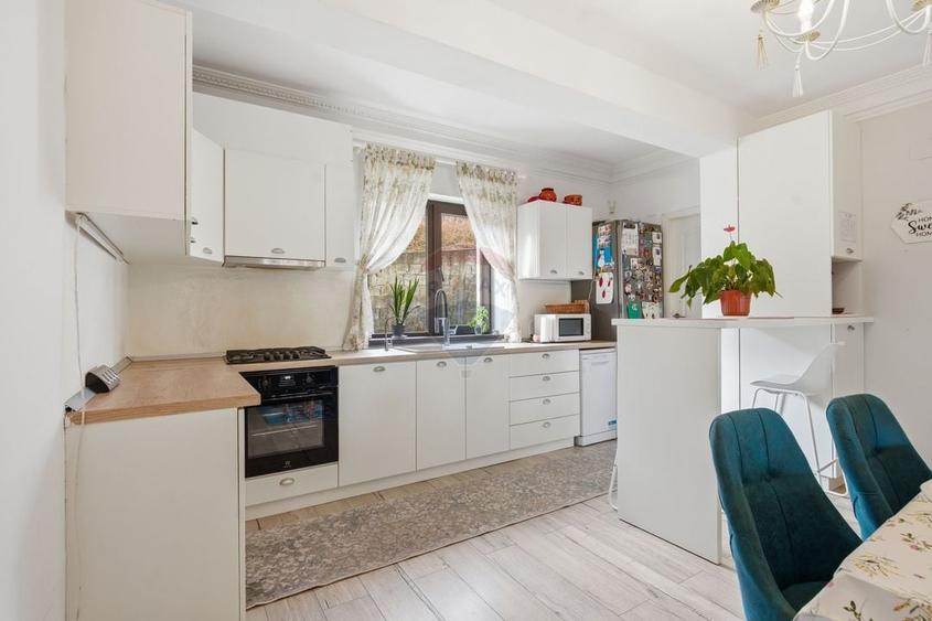 Casă cu 9 camere cu Teren 565 Mp în Hlincea