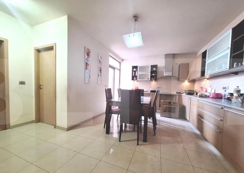 Casa compusa din doua apartamente, de vanzare, cu 8 camere, - 10