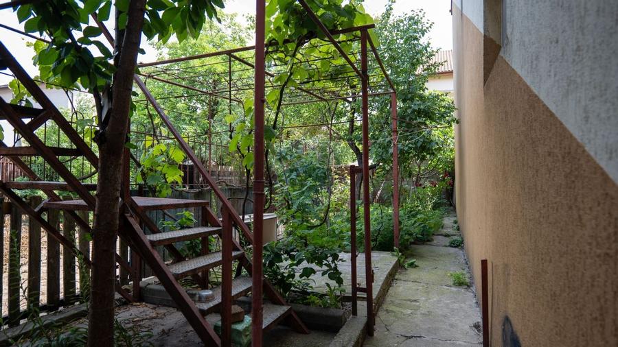 Oferta - casă de vânzare  si teren 241 mp, în zona Andronache - 17