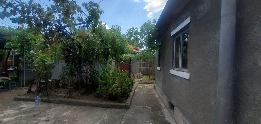 Casa amplasata pe un teren de 280mp cu potential comercial pe str Orly - 1
