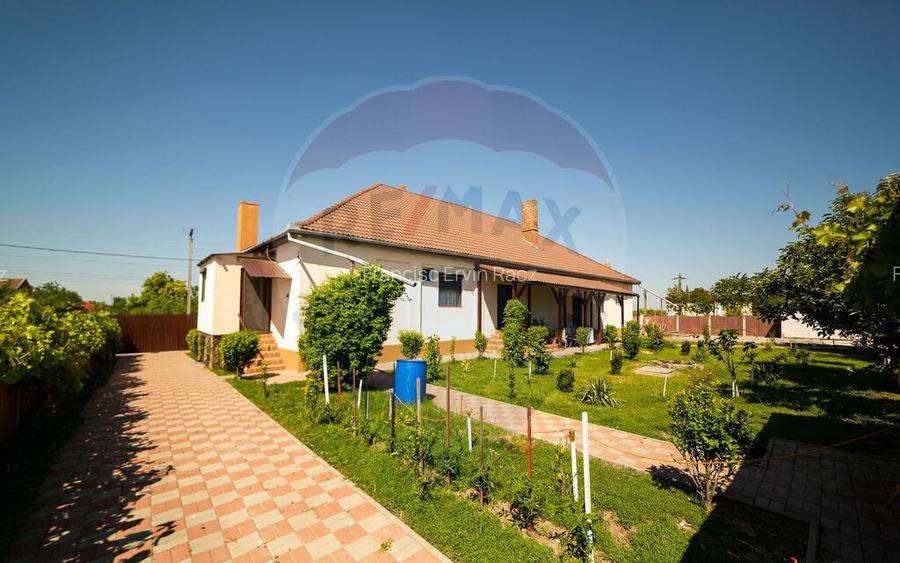 Imobil renovat, 2 apartamente, gradina ?i garaj Turnu