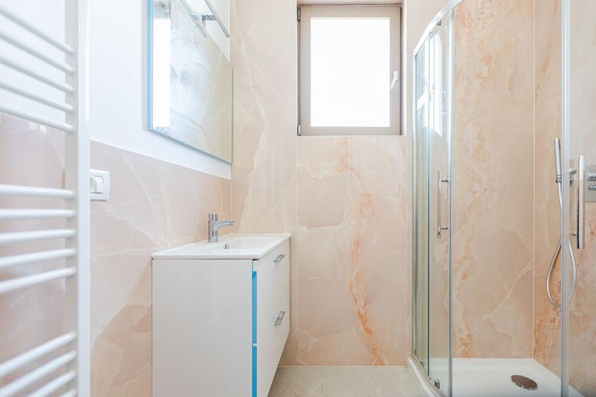 Casa Modernă cu Spații Vitrate Generoase - 7