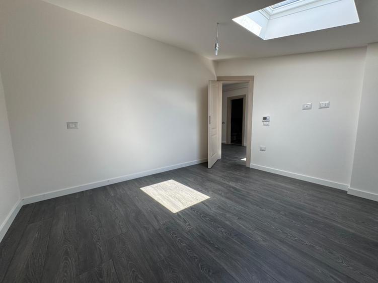 Apartament cu 3 camere semidecomandat, mobilat în Vișani