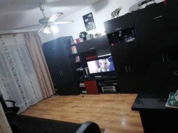Apartament cu 3 camere decomandat în Între Lacuri