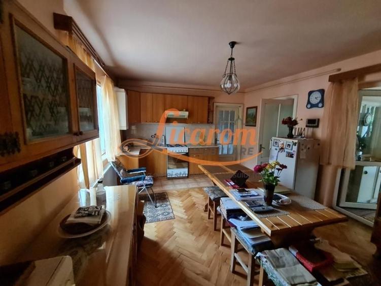 Casă individuală cu 15 camere decomandat cu Canalizare în Bartolomeu