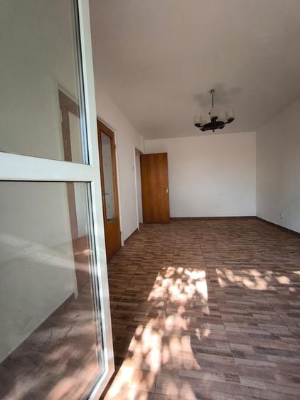 Apartament cu 3 camere decomandat în Valea Ialomiței