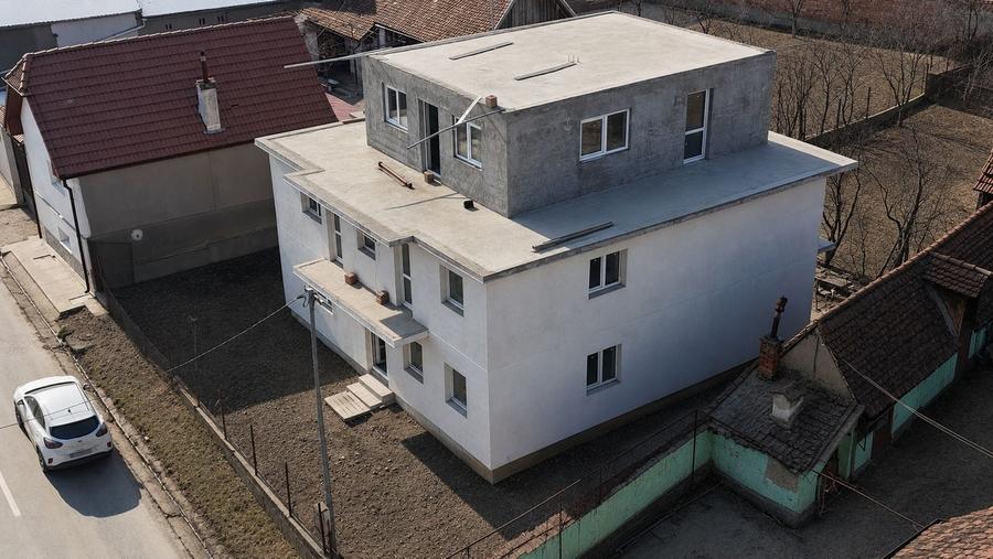 Casă cu 7 camere cu Teren 380 Mp în Poplaca