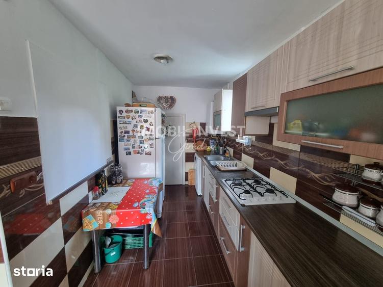 Casă cu 8 camere cu Teren 250 Mp în Central