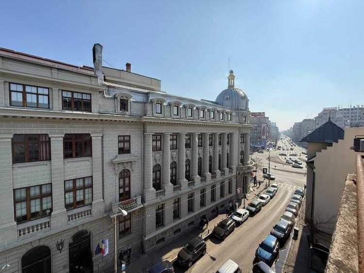 Apartament cu 4 camere decomandat, mobilat în Romană