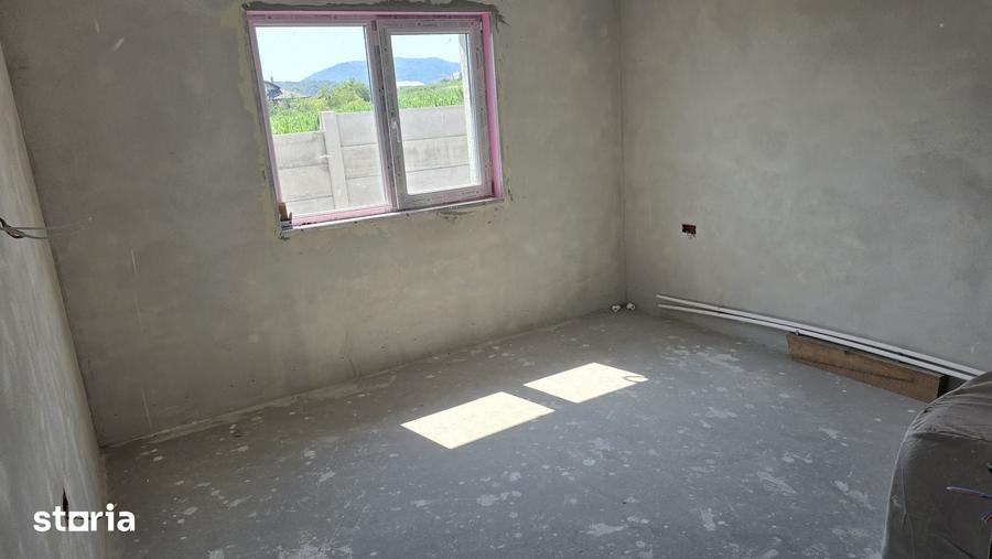 Casă cu 4 camere cu Teren 501 Mp în Zăvoi