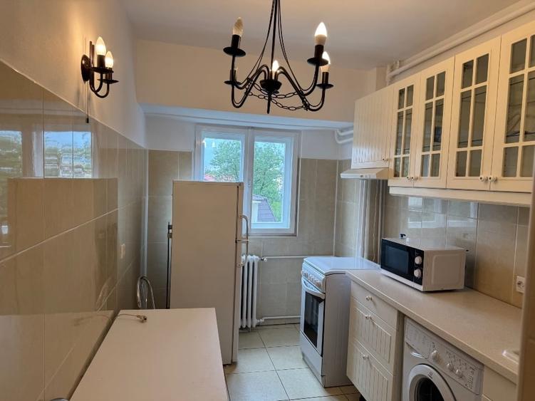Apartament cu 3 camere decomandat, mobilat în Decebal