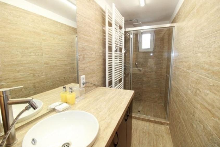 Apartament cu 2 camere semidecomandat, mobilat în Romană