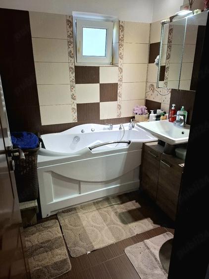 Apartament cu 3 camere decomandat în Lipovei
