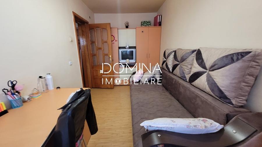 Apartament cu 3 camere semidecomandat, mobilat în Central