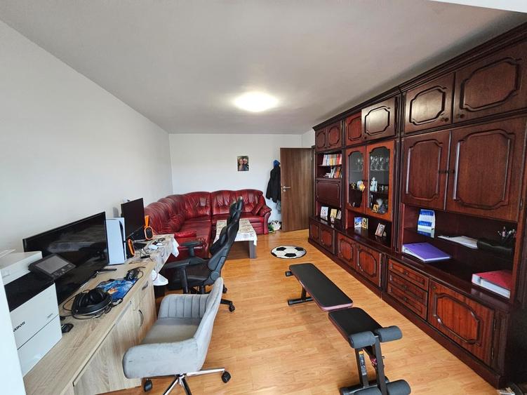 Apartament 3 camere, decomandat, etajul 4 din 4, cu pod, Girocului, comision 0% - 3