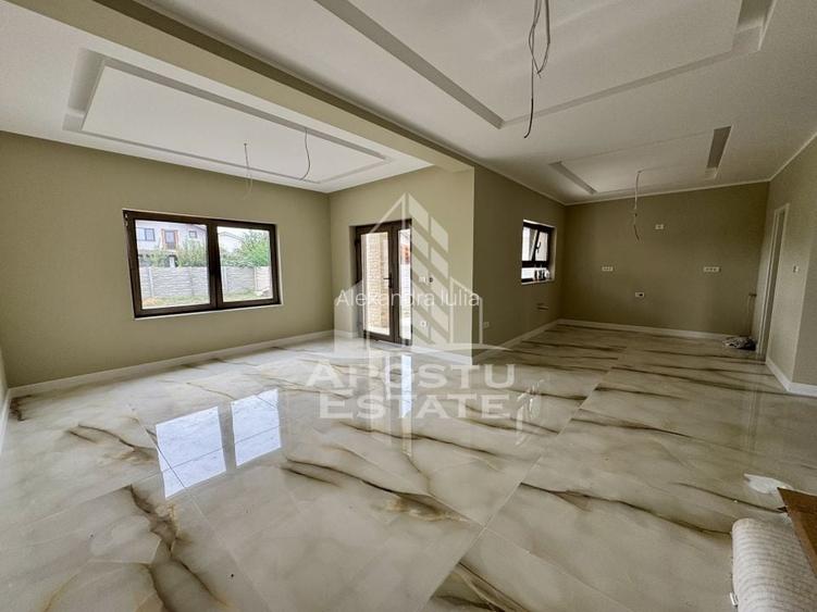 Casa individuala cu 5 camere, finisaje premium, disponibila imediat.