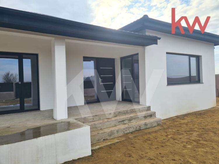 Casa parter, constructie solida, teren generos – Carcea, zona Metro - 1