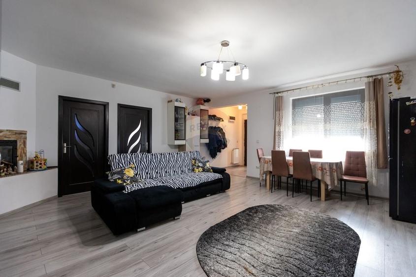 Casa / Vila cu 6 camere de vanzare P+M, varianta Margineni-Hemeius - 3