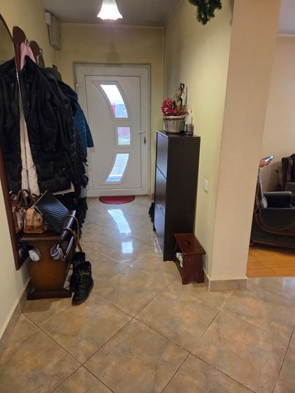 Vand in Unirii,casa cu etaj,5 camere singur in curte strada Marului,teren 1960mp - 5