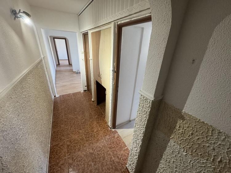 Apartament 3 camere zona Km 4 5 - 9